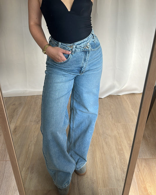 Wide leg jeans met schuine knoop